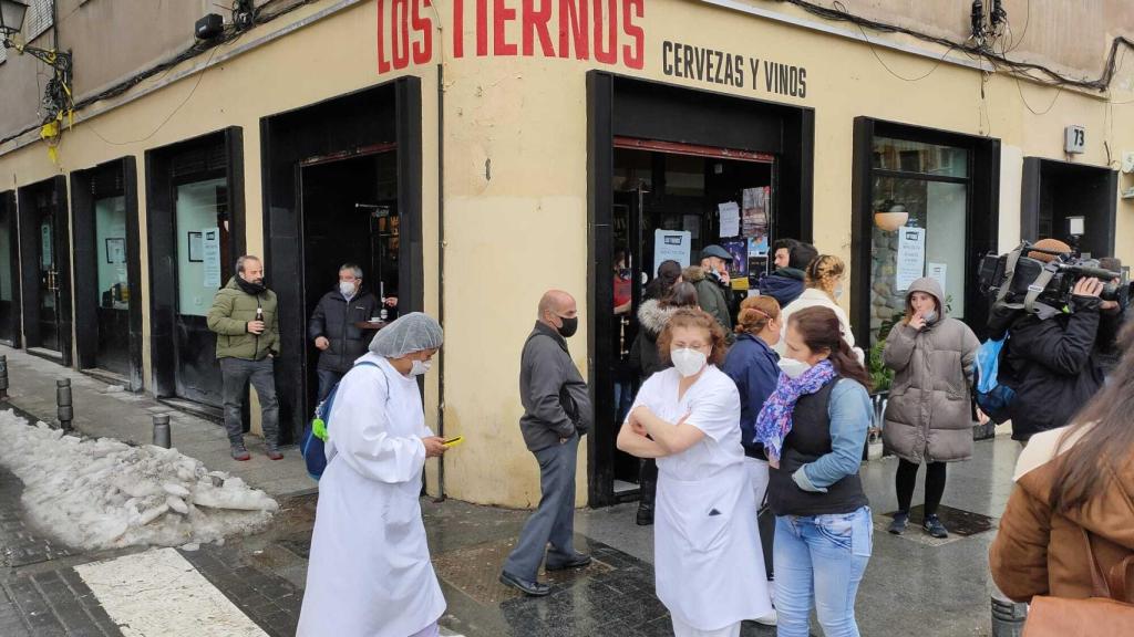 Las trabajadores de la residencia Los Nogales, a las puertas del bar que las ha refugiado.