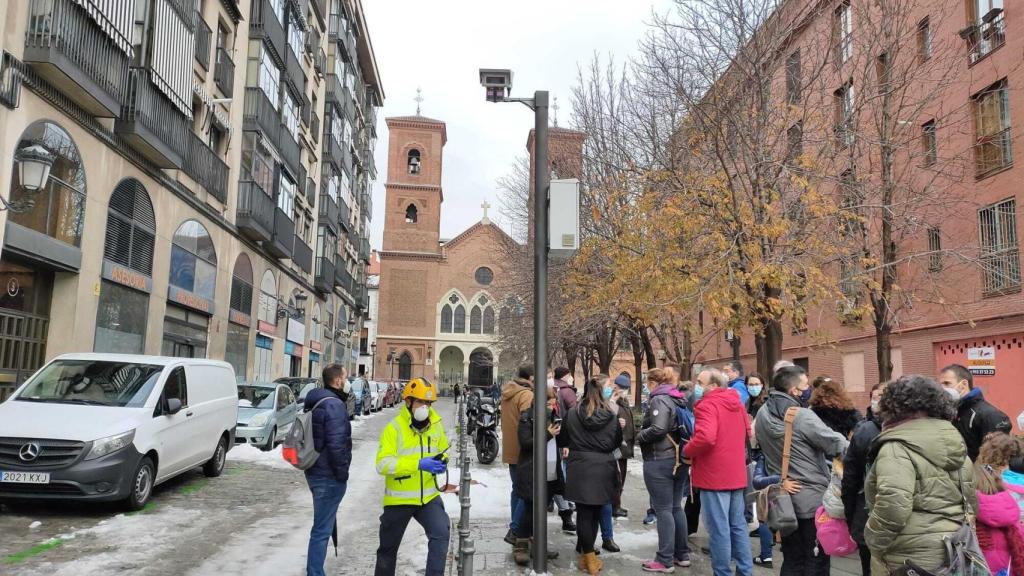 Padres, profesores y alumnos del colegio La Salle, desalojados tras la explosión de la calle Toledo.