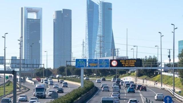 Anuncio de limitación de velocidad en uno de los accesos a Madrid.