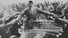 Adolf Hitler, dándose un baño de masas.