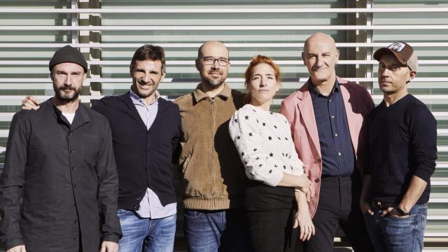 Elenco de 'Siempreviva' junto a Salva Bolta (segundo por la dcha.) y Paco Azorín (primero por la dcha.). Foto: Esmeralda Martín