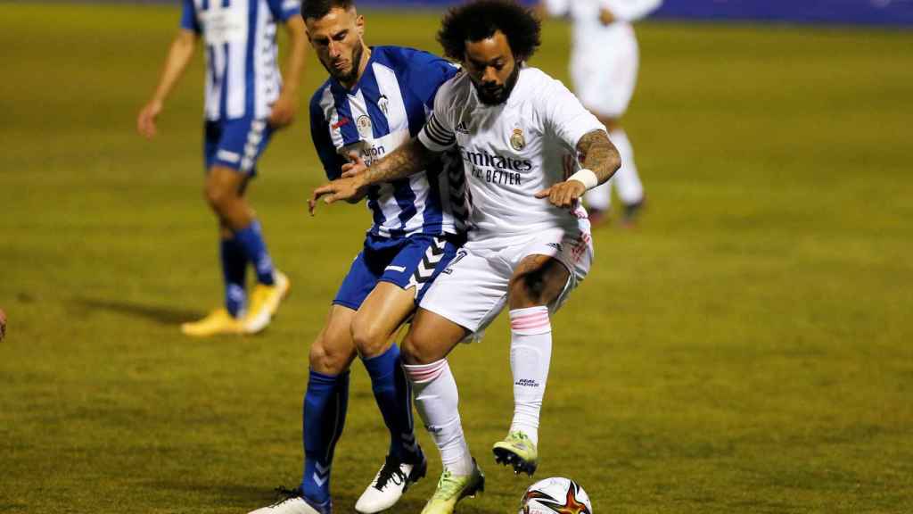 Marcelo disputa un balón con Jony Ñiguez