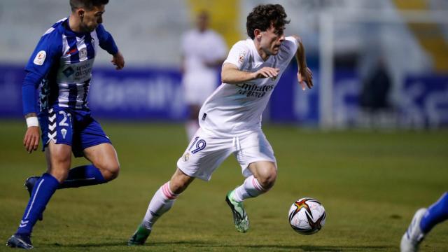 Álvaro Odriozola avanza por la banda derecha, en el Alcoyano - Real Madrid de la Copa del Rey