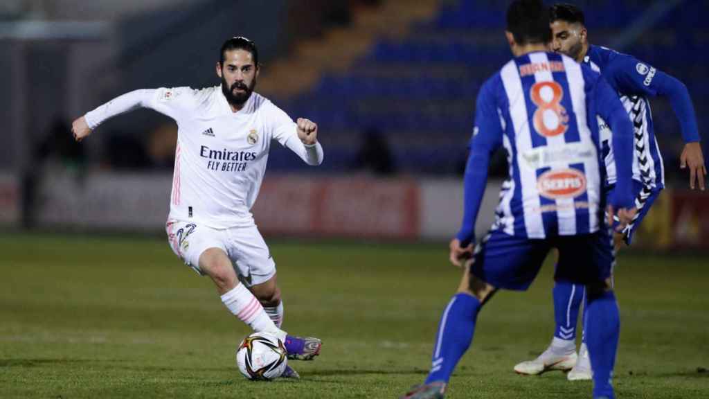 Isco encara a un rival, en el Alcoyano - Real Madrid de la Copa del Rey