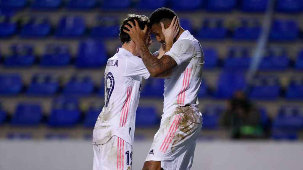 Militao celebra con Odriozola su gol al Alcoyano en la Copa del Rey