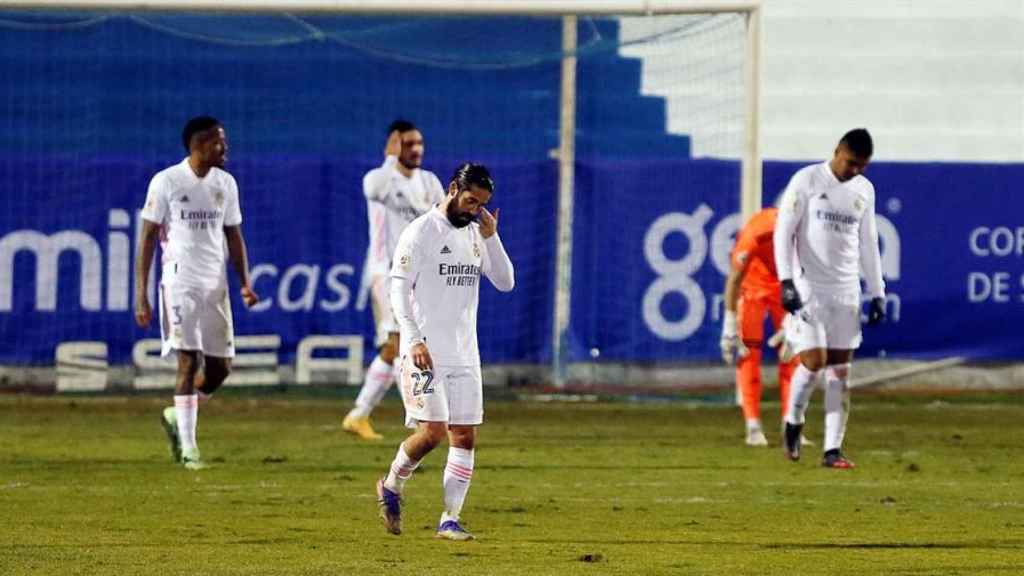 Los jugadores del Real Madrid tras el primer gol del Alcoyano
