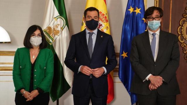 La ministra de Política Territorial y Función Pública, Carolina Darias; el presidente de la Junta de Andalucía, Juan Manuel Moreno y el ministro de Sanidad, Salvador Illa.