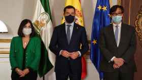 La ministra de Política Territorial y Función Pública, Carolina Darias; el presidente de la Junta de Andalucía, Juan Manuel Moreno y el ministro de Sanidad, Salvador Illa.