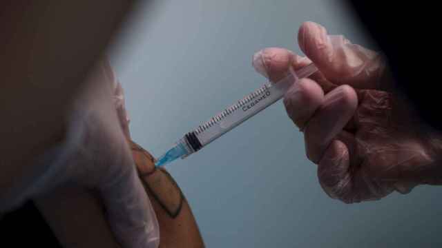 Personal sanitario suministrando la vacuna contra la Covid-19.