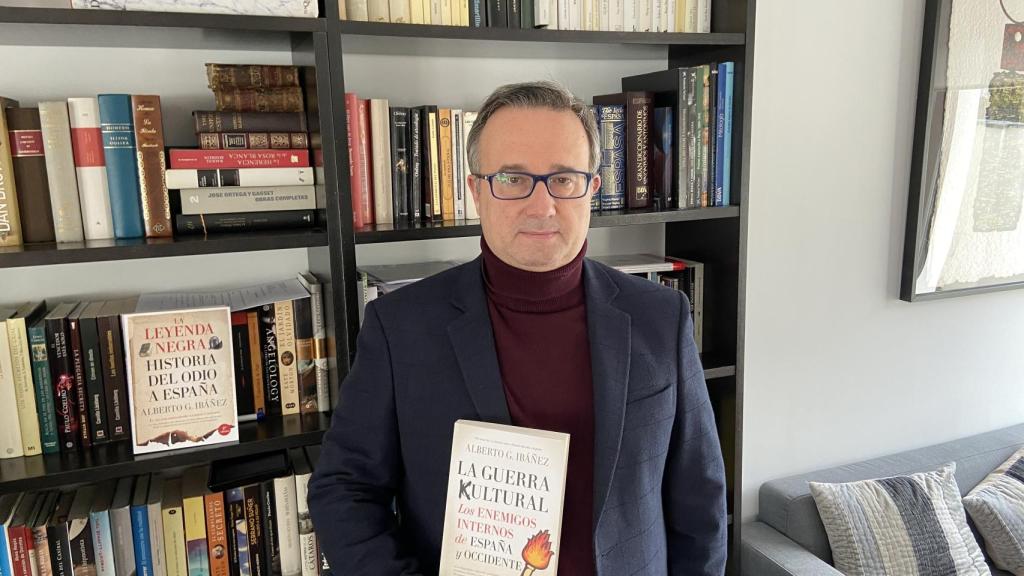Alberto Gil Ibáñez posa con un ejemplar de 'La guerra cultural: los enemigos internos de España y Occidente'.