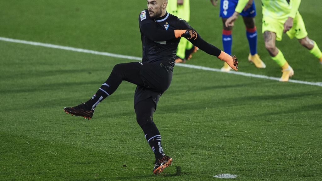 Dmitrovic lanzando su penalti