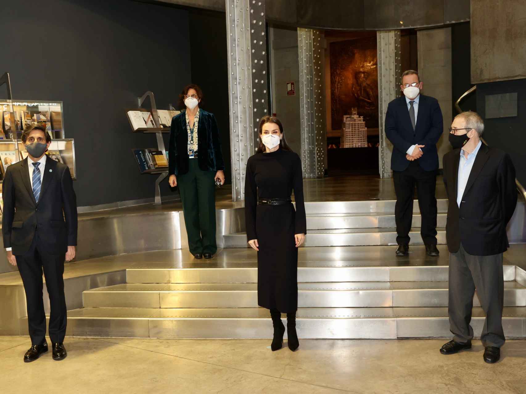 La reina Letizia con 'total black look' en Madrid.