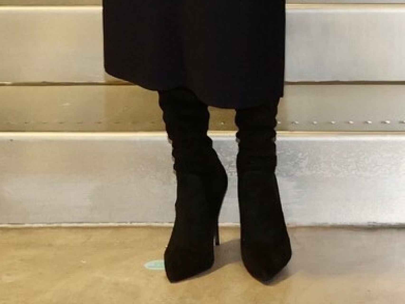 Letizia ha combinado su 'outfit' con unas botas mosqueteras de ante de Steve Madden.