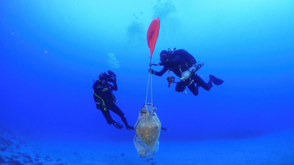 Arqueólogos submarinos griegos han hallado vasijas fabricadas en España entre los restos de un naufragio del siglo II o III.
