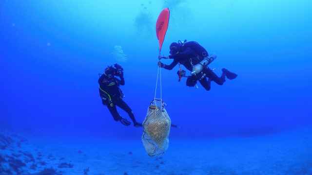 Arqueólogos submarinos griegos han hallado vasijas fabricadas en España entre los restos de un naufragio del siglo II o III.