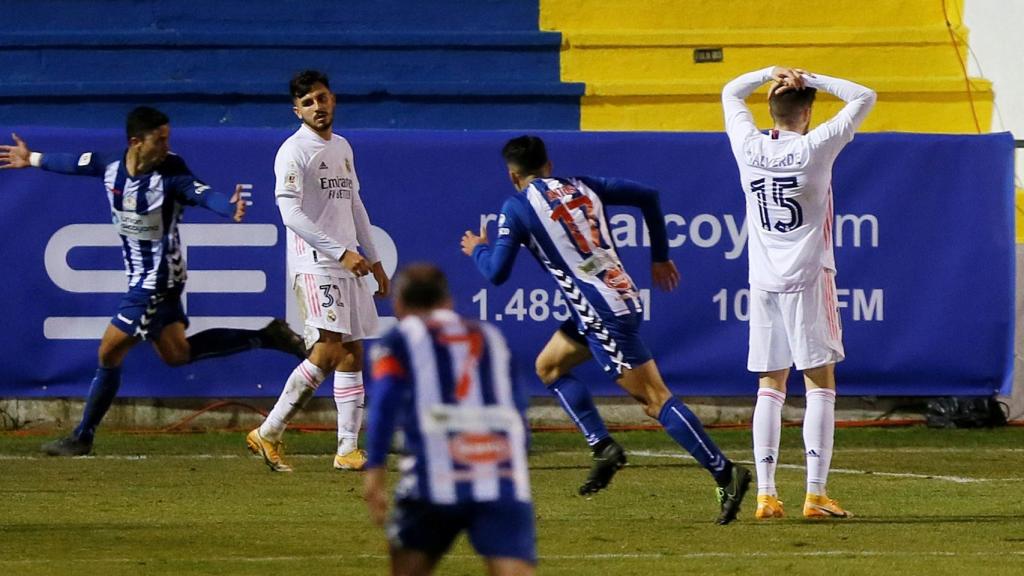 Fede Valverde se lamenta del gol del Alcoyano