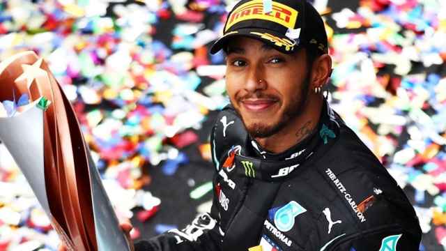 Hamilton celebra un título con Mercedes