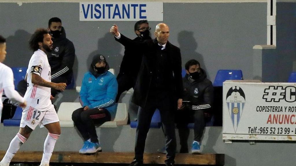 Zinedine Zidane da indicaciones a sus jugadores en El Collao