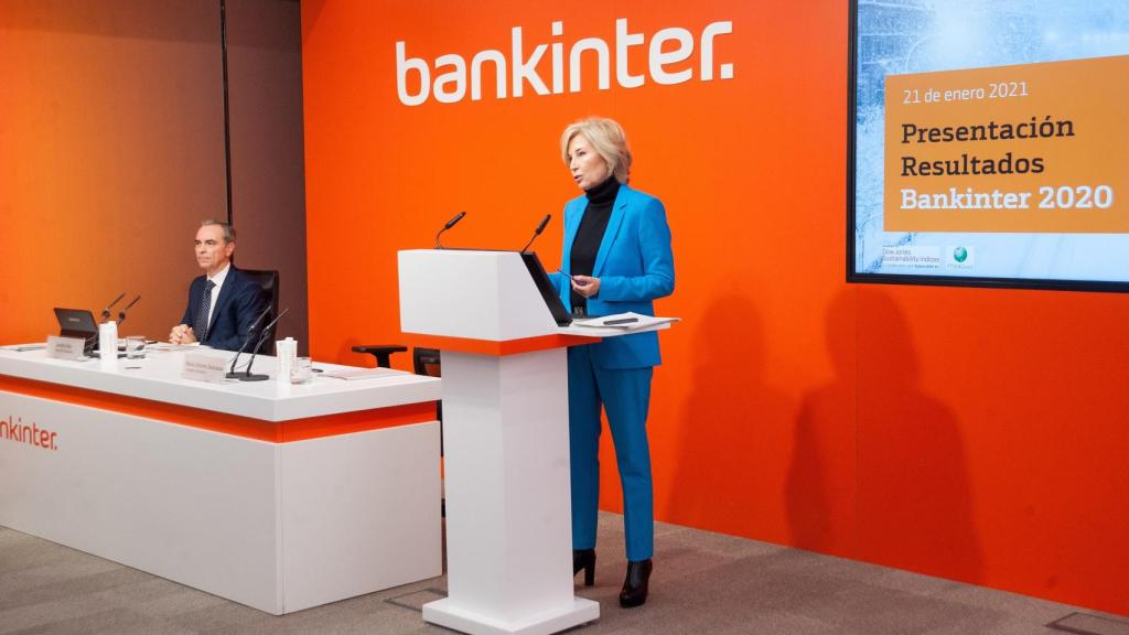 María Dolores Dancausa, CEO de Bankinter y Jacobo Díaz, director financiero, durante la presentación de cuentas anuales.