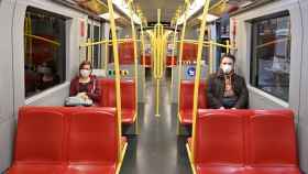Dos pasajeros en el metro de Viena.