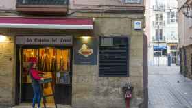 Una camarera recoge su establecimiento en La Rioja.