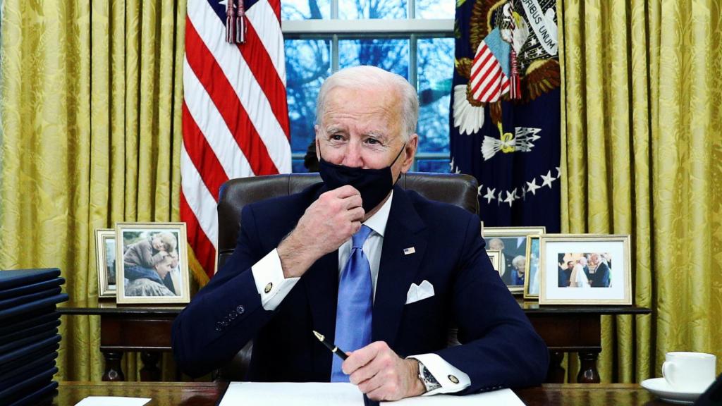 Joe Biden firma sus primeras órdenes ejecutivas como presidente de Estados Unidos.