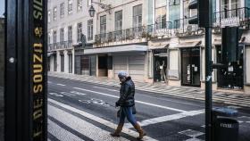 Una mujer pasea en una calle de Lisboa.