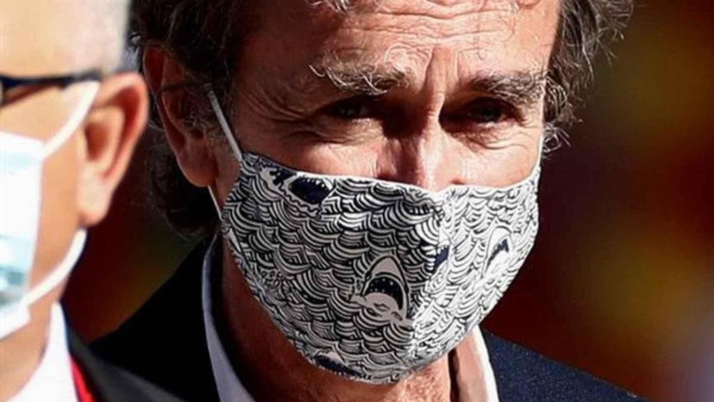 Fernando Simón con la polémica mascarilla de tiburones durante el acto a las víctimas del coronavirus.