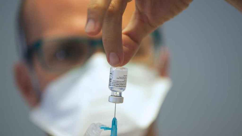 Personal sanitario manipula un vial de la vacuna de Pfizer-BioNtech. Efe