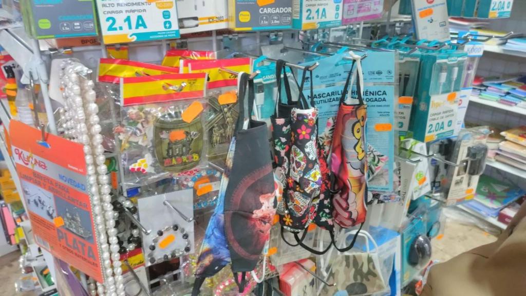 Mascarillas de tela colgadas en una tienda.