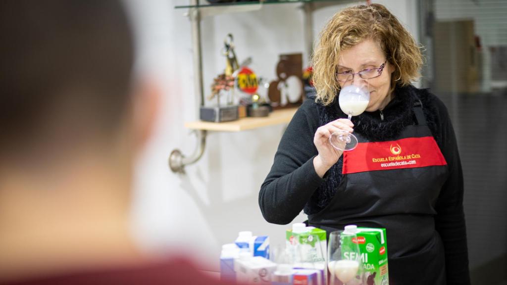 La catadora Carmen Garrobo huele cada una de la seis leches semidesnatadas de los supermercados.