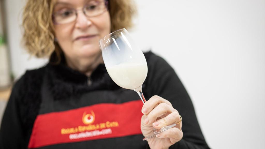 La experta Carmen siempre observa el rastro que deja cada leche en el cristal de la copa.