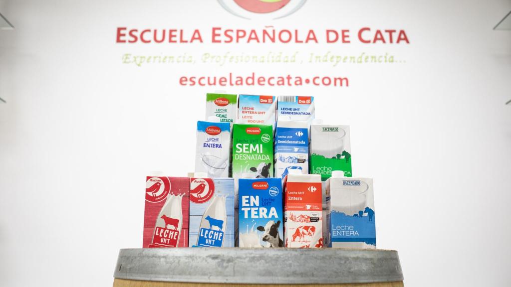 Las 12 leches de las marcas blancas de los supermercados -6 semidesnatadas y 6 enteras- analizadas en la cata.