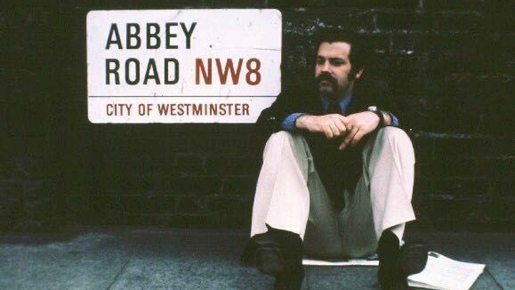 Íñigo, durante su estancia en Londres, posa junto al cartel de Abbey Road