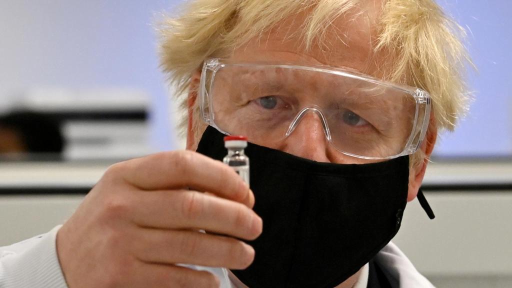 Boris Johnson con un vial de la vacuna de AstraZeneca.