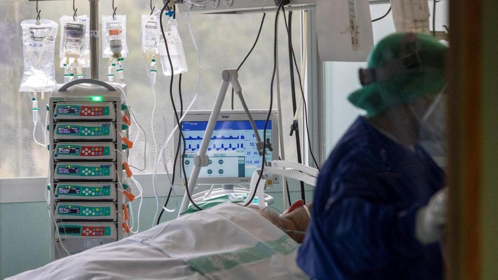 Imagen de archivo de un sanitario en la Unidad de Cuidados Intensivos del Hospital Miguel Servet de Zaragoza.