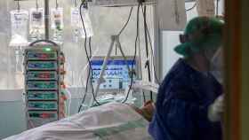 Un sanitario trabaja en la UCI dedicada a pacientes covid en un hospital.