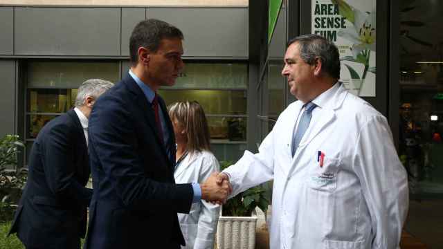 El presidente del Gobierno, Pedro Sánchez durante una visita protocolaria a un hospital.