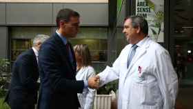 El presidente del Gobierno, Pedro Sánchez durante una visita protocolaria a un hospital.