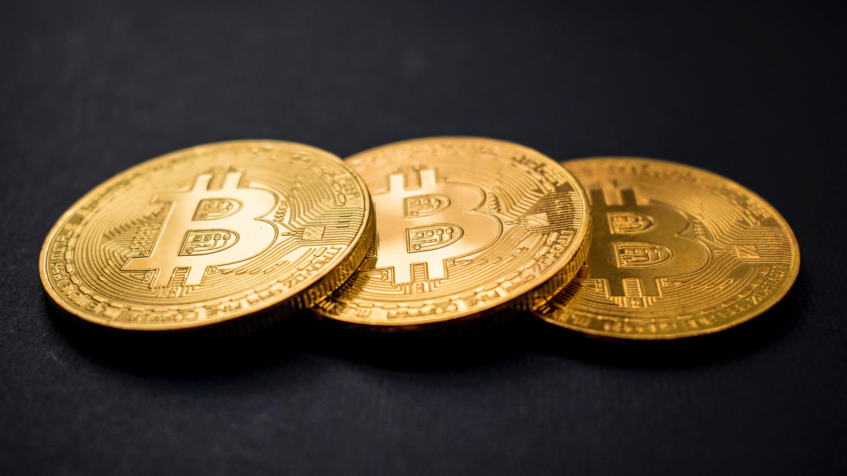 Varias monedas físicas de bitcoin.