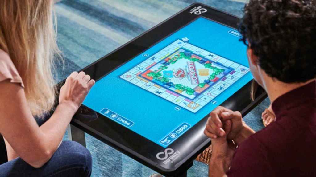 Infinity Game Table, una mesa con pantalla táctil para jugar.