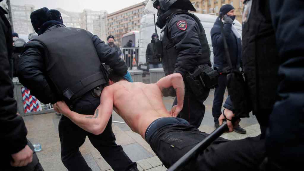 Uno de detenidos en Moscú, en una marcha en apoyo a Navalni.