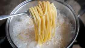Unos espaguetis cociéndose en el interior de una olla (sin aceite).