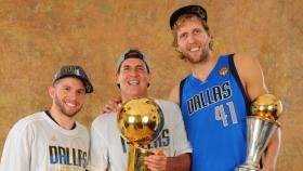 JJ Barea (a la izquierda) junto a Mark Cuban y Dirk Nowitzki