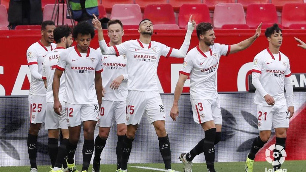 Los jugadores del Sevilla celebran un gol de En-Nesyri ante el Cádiz