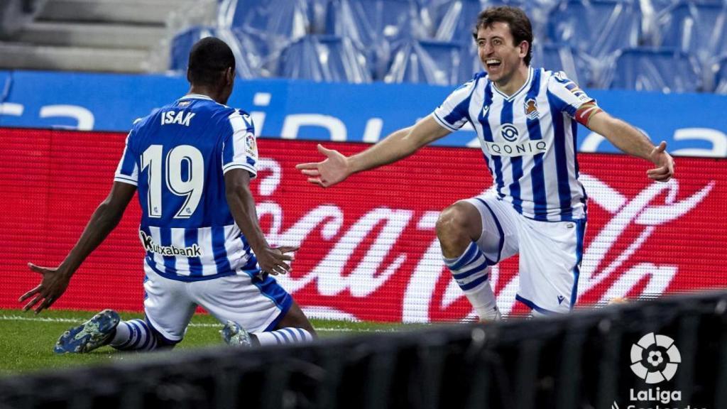 Isak y Oyarzabal celebran un gol de la Real Sociedad ante el Betis en la jornada 20 de La Liga