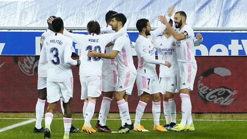 Los jugadores del Real Madrid felicitan a Benzema por su gol al Alavés