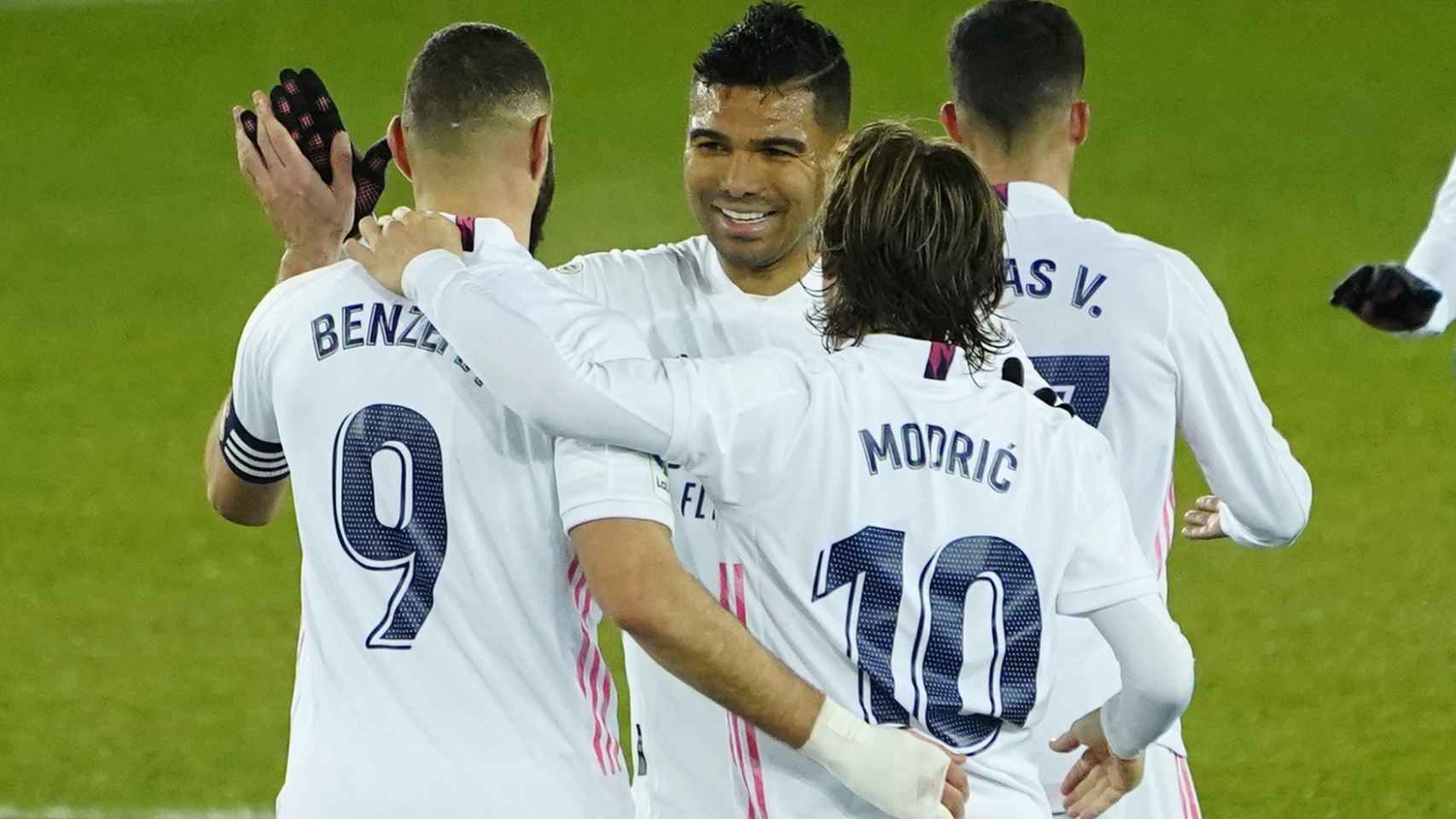 Benzema celebra su segundo gol al Alavés