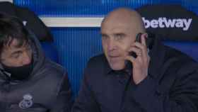 David Bettoni, hablando por teléfono en el banquillo con Zinedine Zidane