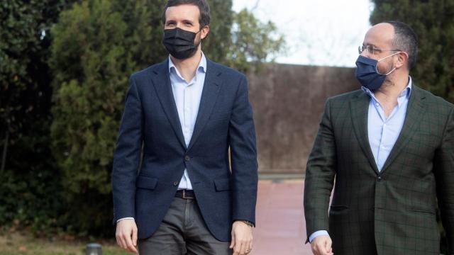 Pablo Casado con Alejandro Fernández, candidato del PPC a la Presidencia de la Generalitat.